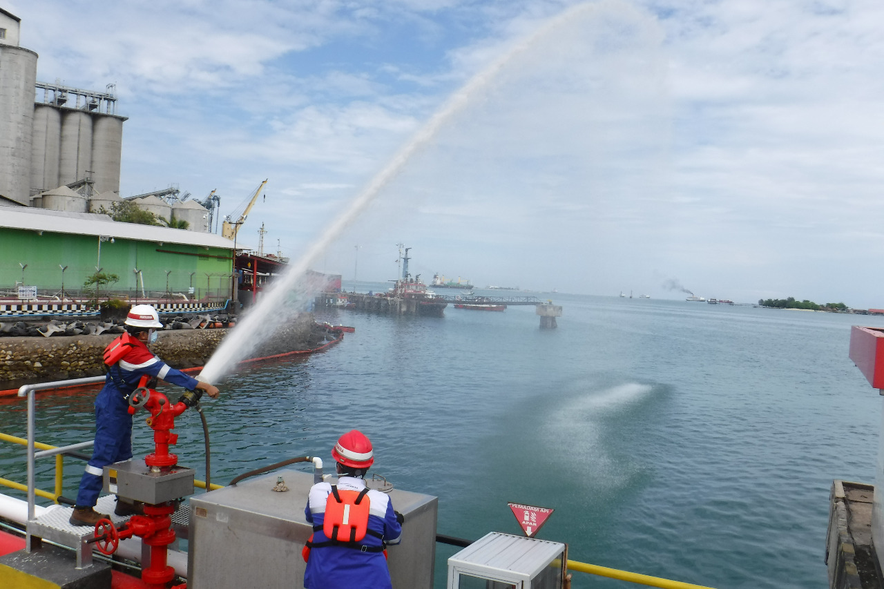 Pertamina Tanggulangi Tumpahan Minyak Di Pesisir Pantai Makassar ...